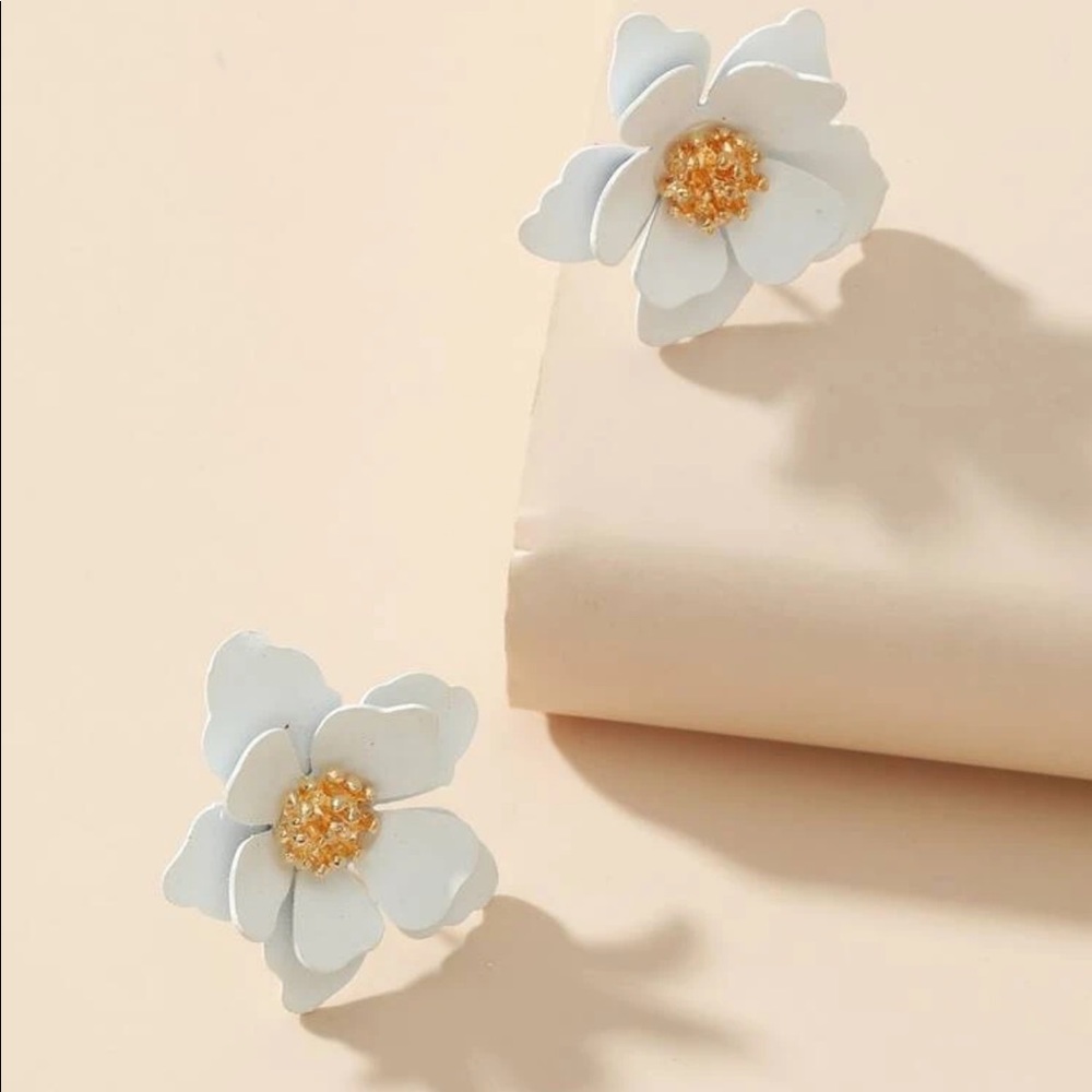 •White Flower Design Stud Earrings• - Picture 3 of 3